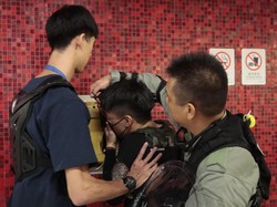 Polisi Hong Kong Tangkap 63 Demonstran di Stasiun Kereta Bawah Tanah