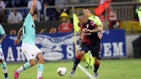 Empat menit sebelum turun minum Calgliari kembali mengancam gawang Inter. Nainggolan melepaskan tendangan jarak jauh yang membentur kaki Andrea Ranocchia dan menyebabkan bola jatuh ke kaki Pedro. Dia kemudian melepaskan umpan pendek pada Cerri, namun dari jarak dekat tembakannya melenceng. Enrico Locci/Getty Images.