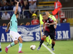 Empat menit sebelum turun minum Calgliari kembali mengancam gawang Inter. Nainggolan melepaskan tendangan jarak jauh yang membentur kaki Andrea Ranocchia dan menyebabkan bola jatuh ke kaki Pedro. Dia kemudian melepaskan umpan pendek pada Cerri, namun dari jarak dekat tembakannya melenceng. Enrico Locci/Getty Images.