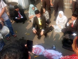 Temui Pedemo, Dewan Sukabumi Diminta Duduk di Aspal dan Diberi Pocong Temui Pedemo, Dewan Sukabumi Diminta Duduk di Aspal dan Diberi Pocong