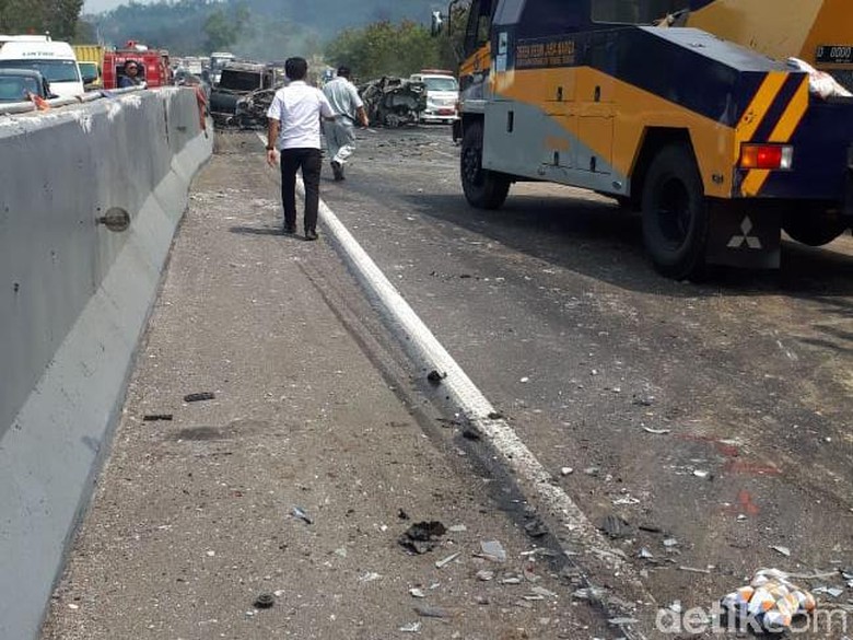 Belasan Mobil Tabrakan Beruntun di Cipularang, 6 Kendaraan Terbakar