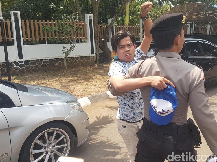 Terobos Pelantikan DPRD Banten, Mahasiswa Lempar-lempar Kertas Terobos Pelantikan DPRD Banten, Mahasiswa Lempar-lempar Kertas