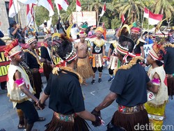 Asyiknya Lihat Warga Solo dan Papua Joget Bareng di Plaza Manahan