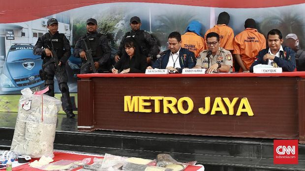 Polda Metro Jaya menggelar barang bukti dan tersangka kasus pembunuhan ayah dan anak.