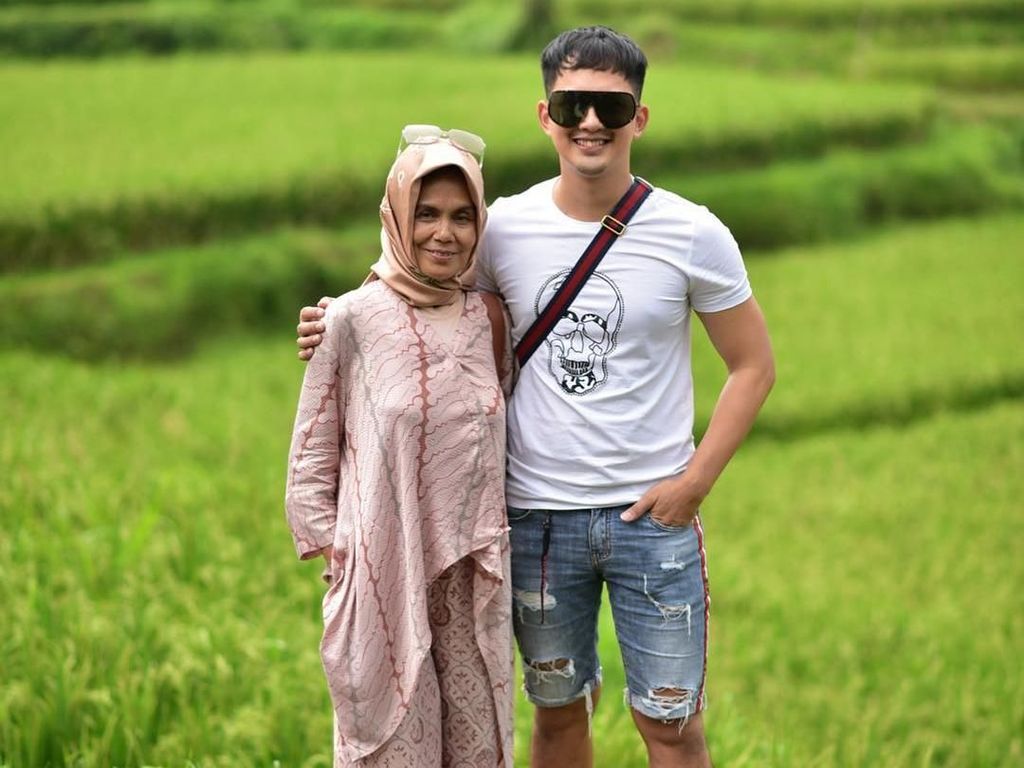 Ibunda Kiki Farrel Meninggal, Waspada Gejala Kanker Usus yang Kerap Tak Disadari Ibunda Kiki Farrel Meninggal, Waspada Gejala Kanker Usus yang Kerap Tak Disadari