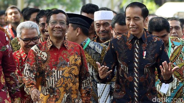 Ekspresi Jokowi Saat Berdampingan dengan Mahfud MD