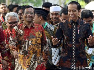 Ekspresi Jokowi Saat Berdampingan dengan Mahfud MD