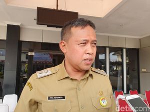 Bekasi Urung Pakai Backhoe dan 30 Truk Angkut Sampah Selapangan Bola Bekasi Urung Pakai Backhoe dan 30 Truk Angkut Sampah Selapangan Bola