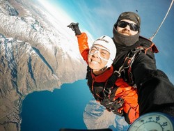 Mengerikan, Para Skydiver Ini Hampir Bertabrakan dengan Jet Tempur