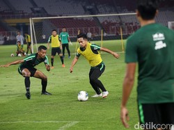 Salah satu pemain andalan timnas, Andik Vermansyah terlihat mengikuti latihan di SUGBK.