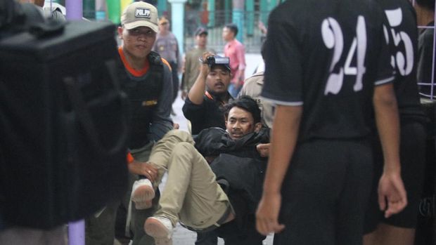 Bentrok Suporter di Laga Persik vs PSIM