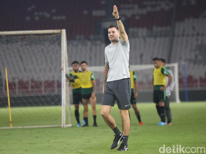 Simon Mc Menemy memimpin latihan Timnas Indonesia di Stadion Utama Gelora Bung Karno (GBK), Senin (2/9/2019).