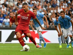 AS Roma unggul terlebih dahulu di babak pertama lewat tendangan penalti Aleksandar Kolarov. Maco Rosi/Getty Images.