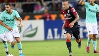 Tidak banyak peluang diciptakan Cagliari dan Inter di menit-menit awal pertandingan. Sampai menit 20 tuan rumah punya dua tembakan yang dilepaskan Radja Nainggolan dan Nahitan Nandez, namun tak satupun yang benar-benar mengancam gawang Samir Handanovic. Enrico Locci/Getty Images.