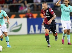 Tidak banyak peluang diciptakan Cagliari dan Inter di menit-menit awal pertandingan. Sampai menit 20 tuan rumah punya dua tembakan yang dilepaskan Radja Nainggolan dan Nahitan Nandez, namun tak satupun yang benar-benar mengancam gawang Samir Handanovic. Enrico Locci/Getty Images.