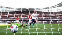Gol pembuka justru berasal dari tendangan Christian Eriksen di menit ke-10. Julian Finney/Getty Images