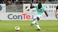 Lukaku nyaris mencetak gol keduanya dalam laga ini di menit 83. Vecino menusuk dari sisi kanan dan menuntaskan aksinya dengan melepas crossing. Lukaku yang berdiri tak terkawal berhasil melepaskan tendangan first time, hanya saja arahnya masih menyamping ke sisi luar jala gawang. Enrico Locci/Getty Images.