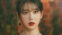 Gaya Feminin IU Jadi Hantu Cantik di Drakor Hotel Del Luna