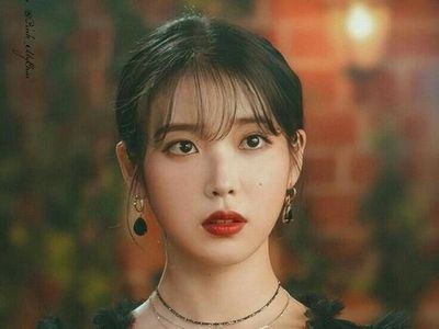 Gaya Feminin IU Jadi Hantu Cantik di Drakor Hotel Del Luna
