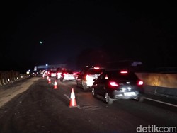 Serpihan Kecelakaan Dibersihkan, Km 91 Cipularang Bisa Dilintasi