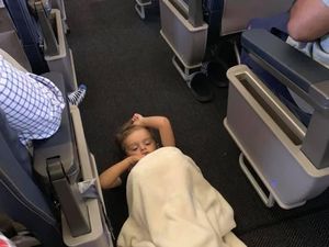 Patut Dicontoh! Cara Mengatasi Anak Autis Tantrum di Pesawat