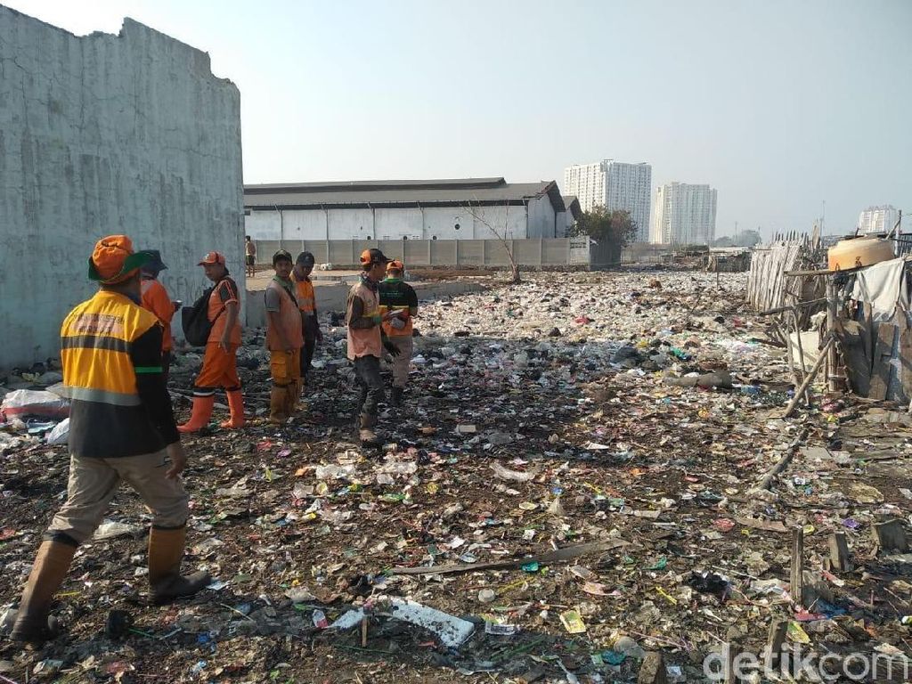 Lautan Sampah di Kampung Bengek Jakut, Sudin LH Koordinasi dengan Pelindo Lautan Sampah di Kampung Bengek Jakut, Sudin LH Koordinasi dengan Pelindo
