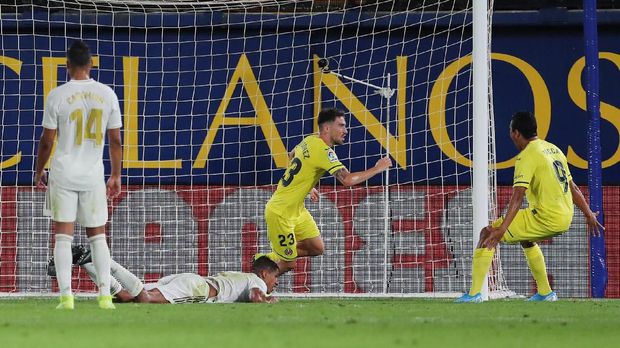 Soccer Football - La Liga Santander - Villarreal v Real Madrid - Estadio de la Ceramica, Villarreal, Spain - September 1, 2019   Villarreal's Moi Gomez celebrates scoring their second goal with Carlos Bacca as Real Madrid's Casemiro and Raphael Varane look dejected    REUTERS/Juan Medina