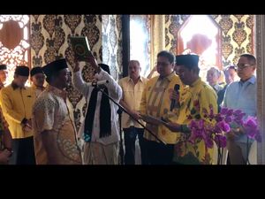 Dedi Mulyadi Ambil Sumpah Pengurus Golkar Jabar Dukung Airlangga Dedi Mulyadi Ambil Sumpah Pengurus Golkar Jabar Dukung Airlangga