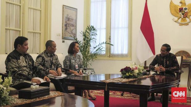 Presiden Joko Widodo menerima 10 nama yang diserahkan oleh Panitia Seleksi Calon Pimpinan KPK (Pansel Capim KPK) di Istana Merdeka, Jakarta, Senin (2/9). Belum diketahui 10 nama yang telah dipilih oleh Pansel Capim KPK.
