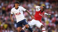 Kerja keras Arsenal baru berbuah hasil di injury time babak pertama. Alexandre Lacazette mampu merobek gawang Lloris untuk memperkecil ketertinggalan Arsenal menjadi 1-2 hingga turun minum.  Julian Finney/Getty Images.