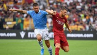 Biancocelesti mencetak angka pada menit ke 92 lewat kaki Francesco Acerbi. Namun gol tersebut dianulir oleh video assistant referee (VAR), lantaran bola yang diumpan oleh Jony Rodriguez sudah berada di luar lapangan. Maco Rosi/Getty Images.