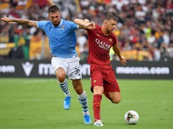 Biancocelesti mencetak angka pada menit ke 92 lewat kaki Francesco Acerbi. Namun gol tersebut dianulir oleh video assistant referee (VAR), lantaran bola yang diumpan oleh Jony Rodriguez sudah berada di luar lapangan. Maco Rosi/Getty Images.