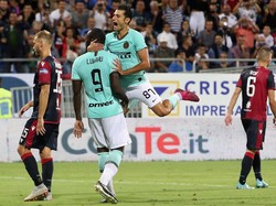 Lukaku yang maju sebagai eksekutor dengan dingin menuntaskan tugasnya. Sepakannya tak terlalu kencang ke sisi kanan bawah gagal dibaca kiper. Inter kini kembali unggul 2-1. Enrico Locci/Getty Images.