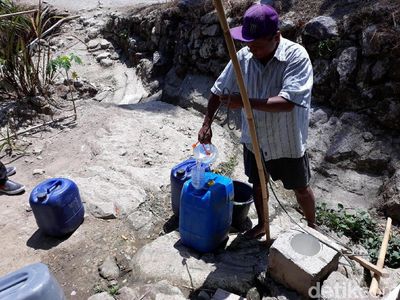 Kekeringan, Warga Gunungkidul Ambil Air di Sumur Bor Pakai Toples