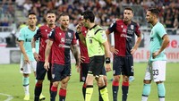 Akibat pelanggaran yang dilakukan Nainggolan, Inter dapat tendangan bebas di muka kotak penalti pada menit 60. Dari kesempatan itu, tendangan Sensi nyaris membuat Inter kembali memimpin. Hanya saja bola yang dia sepak masih membentur mistar gawang. Enrico Locci/Getty Images.