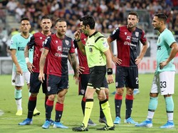 Akibat pelanggaran yang dilakukan Nainggolan, Inter dapat tendangan bebas di muka kotak penalti pada menit 60. Dari kesempatan itu, tendangan Sensi nyaris membuat Inter kembali memimpin. Hanya saja bola yang dia sepak masih membentur mistar gawang. Enrico Locci/Getty Images.