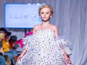 Model Cilik Tanpa Kaki Ukir Sejarah di Catwalk New York Fashion Week Model Cilik Tanpa Kaki Ukir Sejarah di Catwalk New York Fashion Week