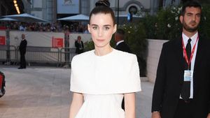 Temani Joaquin Phoenix, Rooney Mara Gaya Bak Pengantin di Premier Joker