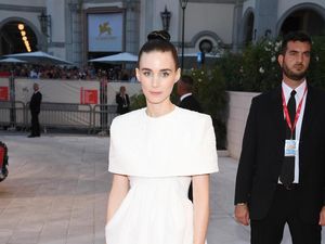 Temani Joaquin Phoenix, Rooney Mara Gaya Bak Pengantin di Premier Joker Temani Joaquin Phoenix, Rooney Mara Gaya Bak Pengantin di Premier Joker