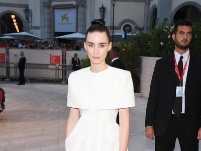 Temani Joaquin Phoenix, Rooney Mara Gaya Bak Pengantin di Premier Joker