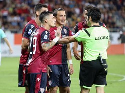 Gol sempat dibatalkan oleh wasit karena Lautaro dianggap offside. Namun kemudian disahkan kembali setelah wasit dapat bantuan dari VAR. Enrico Locci/Getty Images.