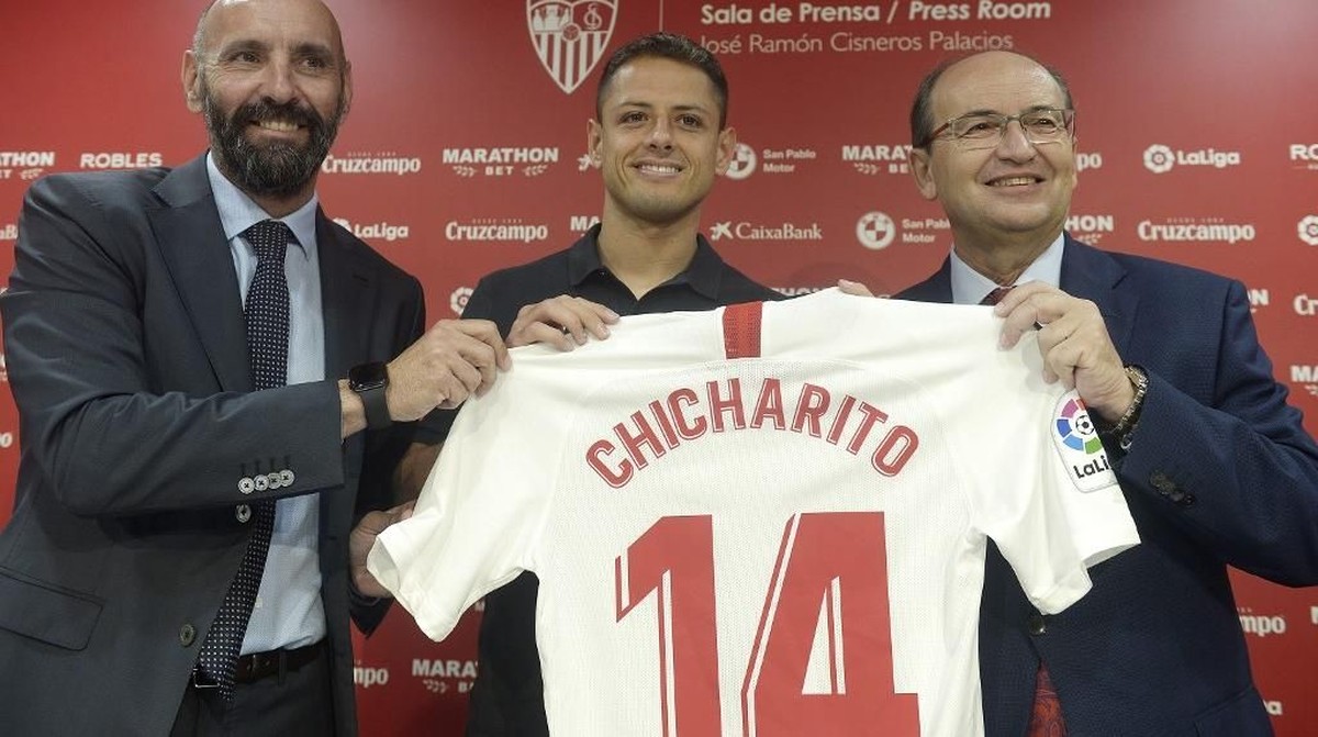 Javier Chicharito Hernandez resmi bergabung Sevilla. Foto: Christina Quicler / AFP