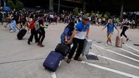 Pendemo Blokir Bandara Hong Kong, Penumpang Ketakutan