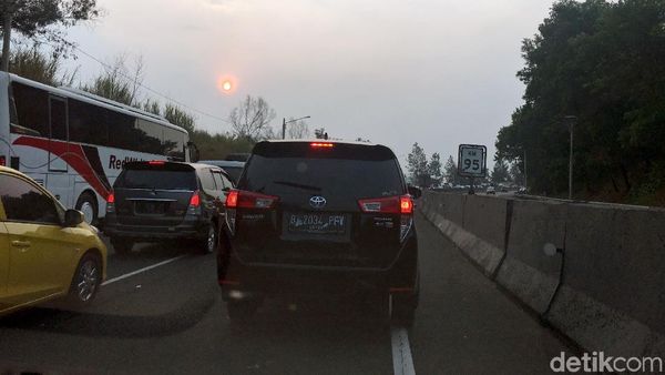 Kemacetan Mengular di Cipularang Imbas Kecelakaan Maut