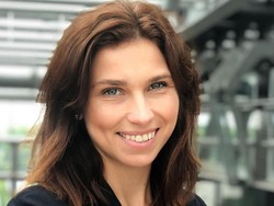 Hina Awak Kabin Maskapai Lain, Direktur Maskapai Ini Dipecat