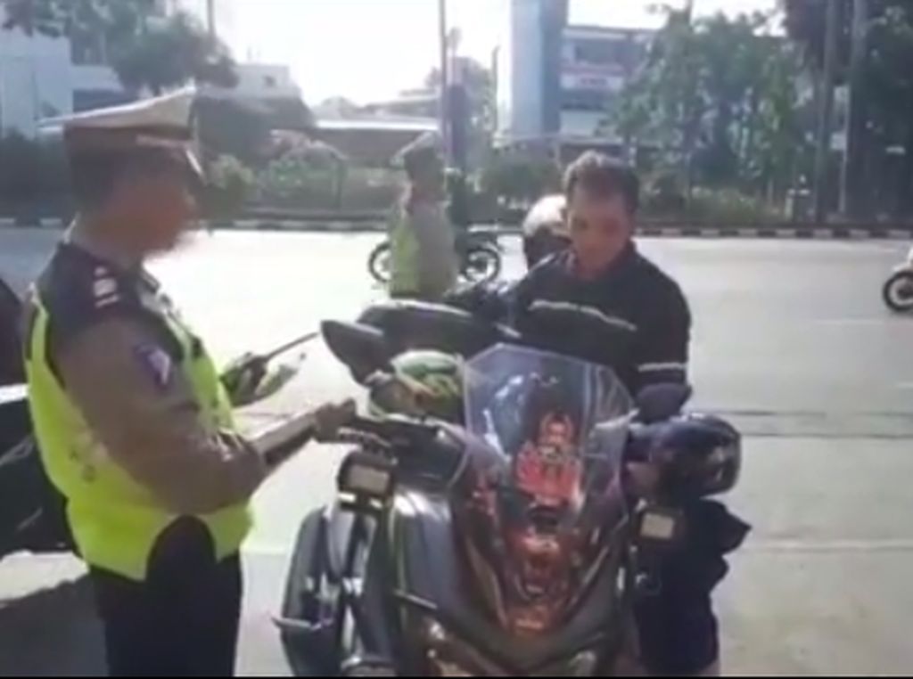 Masih Ada Aja Motor Nekat Pakai Strobo, Diciduk Polisi Deh! Masih Ada Aja Motor Nekat Pakai Strobo, Diciduk Polisi Deh!