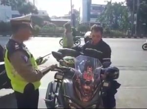Masih Ada Aja Motor Nekat Pakai Strobo, Diciduk Polisi Deh! Masih Ada Aja Motor Nekat Pakai Strobo, Diciduk Polisi Deh!