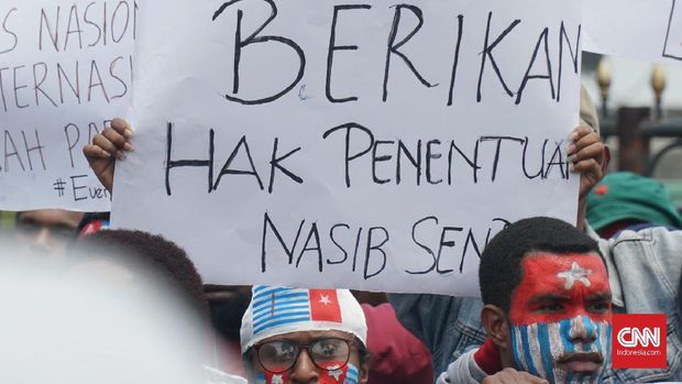 Mahasiswa Gelar Aksi Tuntut Referendum Papua di Gedung Sate. (CNN Indonesia/Hyg)