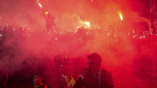 Sekitar 25.000 fan Galatsarar memadari Bandara Ataturk