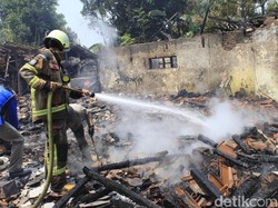 Petugas Sulit Akses Lokasi Kebakaran, Rumah Ucun Habis Terbakar